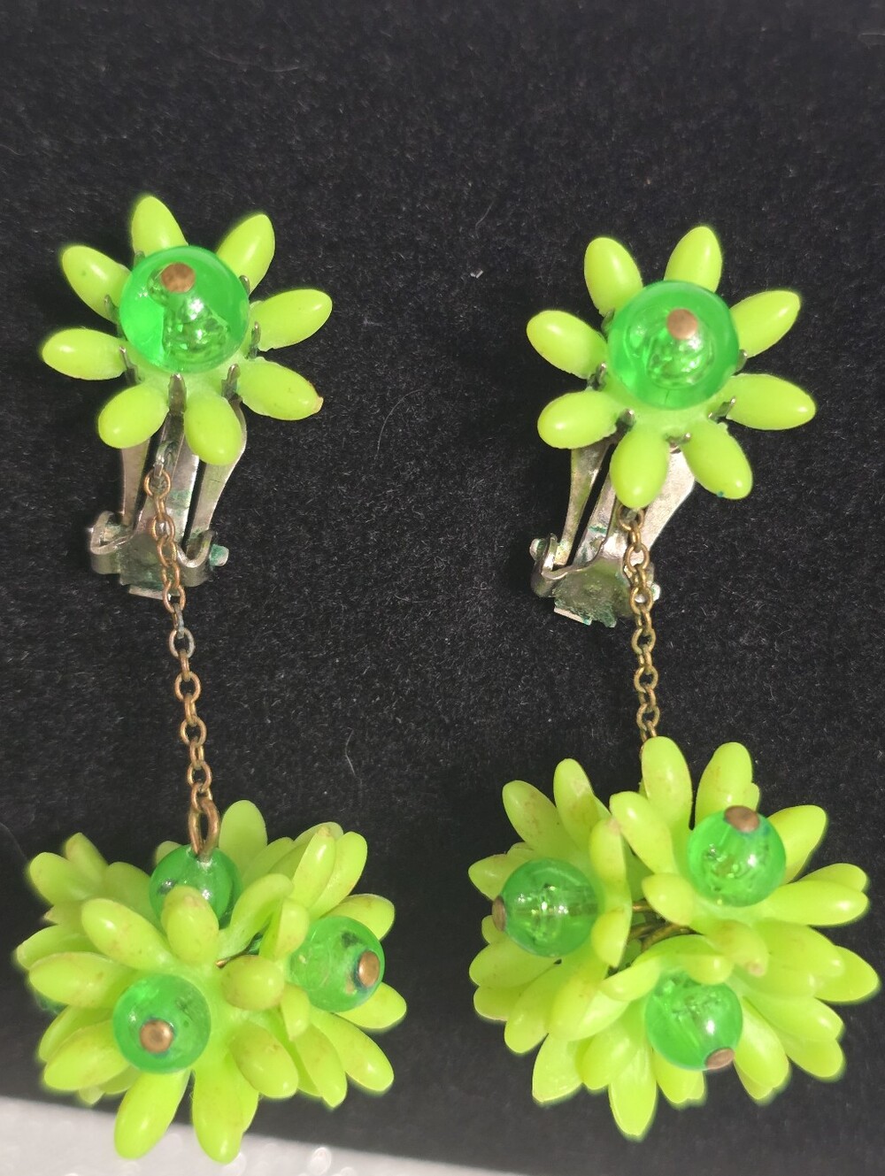 Vintage 60s Neon Green Floral Daisy Dangle Clip-On Kitschy Earrings - Picture 4 of 12